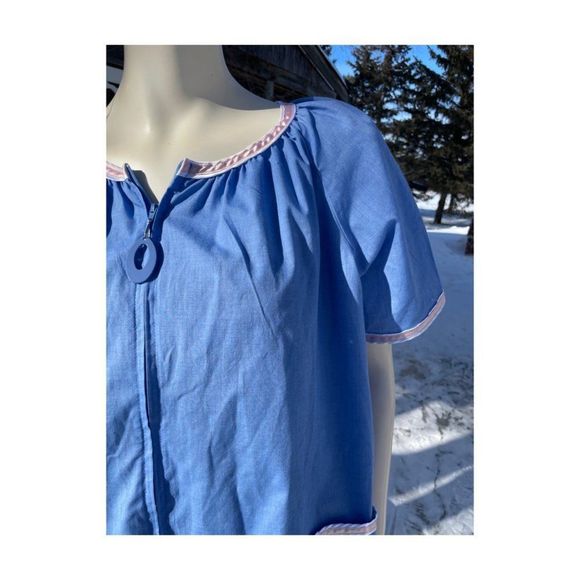 80s Chambray Full Zip House Dress Robe Blue Pink Satin Trim Patch Pocket - Picture 6 of 9